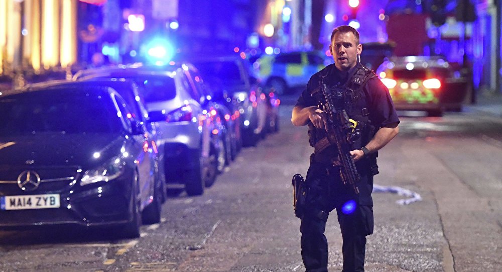 Um grupo de três suspeitos utilizou um furgão para fazer atropelamentos e depois atacou pedestres com uma faca antes de ser executado pelas forças policiais. O ataque gerou 7 mortos e 30 feridos; a Polícia Metropolitana de Londres afirmou que os suspeitos entraram em confronto com as autoridades e foram baleados oito minutos após a primeira chamada telefônica informando dos crimes. O ataque começou na Ponte de Londres e os suspeitos foram executados nas cercanias do Borough Market (Foto: Leonardo Attuch) Um grupo de três suspeitos utilizou um furgão para fazer atropelamentos e depois atacou pedestres com uma faca antes de ser executado pelas forças policiais. O ataque gerou 7 mortos e 30 feridos; a Polícia Metropolitana de Londres afirmou que os suspeitos entraram em confronto com as autoridades e foram baleados oito minutos após a primeira chamada telefônica informando dos crimes. O ataque começou na Ponte de Londres e os suspeitos foram executados nas cercanias do Borough Market