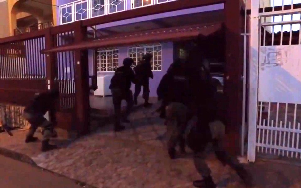 A Polícia Civil do Distrito Federal deflagrou a Operação Império e desmantelou uma organização criminosa suspeita de tráfico interestadual de travestis para exploração sexual; pelo menos dez cafetinas, que também são travestis, foram presas; uma está foragida; nas casas onde as vítimas eram "abrigadas", onde foram encontrados revólveres, facas, "muitas drogas", anabolisantes e dinheiro, segundo a delegada Elisabete Morais, responsável pelas investigações (Foto: Leonardo Lucena) A Polícia Civil do Distrito Federal deflagrou a Operação Império e desmantelou uma organização criminosa suspeita de tráfico interestadual de travestis para exploração sexual; pelo menos dez cafetinas, que também são travestis, foram presas; uma está foragida; nas casas onde as vítimas eram "abrigadas", onde foram encontrados revólveres, facas, "muitas drogas", anabolisantes e dinheiro, segundo a delegada Elisabete Morais, responsável pelas investigações