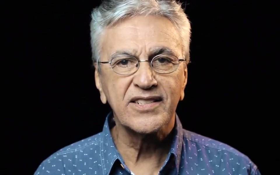 O cantor Caetano Veloso convocou a população de Belo Horizonte a fazer um ato contra a censurar nas artes; segundo o compositor, é uma "manifestação de apoio ao artista Pedro Moraleida, cuja exposição é espetacular, e que políticos oportunistas ficam tentando censurar. Devemos reagir a isso", disse; vídeo (Foto: Leonardo Lucena) O cantor Caetano Veloso convocou a população de Belo Horizonte a fazer um ato contra a censurar nas artes; segundo o compositor, é uma "manifestação de apoio ao artista Pedro Moraleida, cuja exposição é espetacular, e que políticos oportunistas ficam tentando censurar. Devemos reagir a isso", disse; vídeo