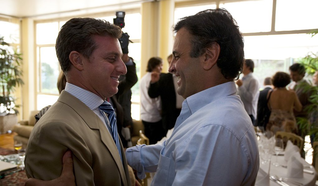 Questionado pela Folha sobre o escândalo envolvendo seu amigo, o senador afastado Aécio Neves (PSDB-MG), o apresentador da TV Globo respondeu: "Que atire a primeira pedra quem nunca se surpreendeu negativamente ou se decepcionou com um amigo"; depois da delação do empresário da JBS, que atingiu Aécio em cheio, e levou à prisão sua irmã e seu primo, Huck deletou as fotos com o tucano que tinha nas redes sociais (Foto: Gisele Federicce) Questionado pela Folha sobre o escândalo envolvendo seu amigo, o senador afastado Aécio Neves (PSDB-MG), o apresentador da TV Globo respondeu: "Que atire a primeira pedra quem nunca se surpreendeu negativamente ou se decepcionou com um amigo"; depois da delação do empresário da JBS, que atingiu Aécio em cheio, e levou à prisão sua irmã e seu primo, Huck deletou as fotos com o tucano que tinha nas redes sociais