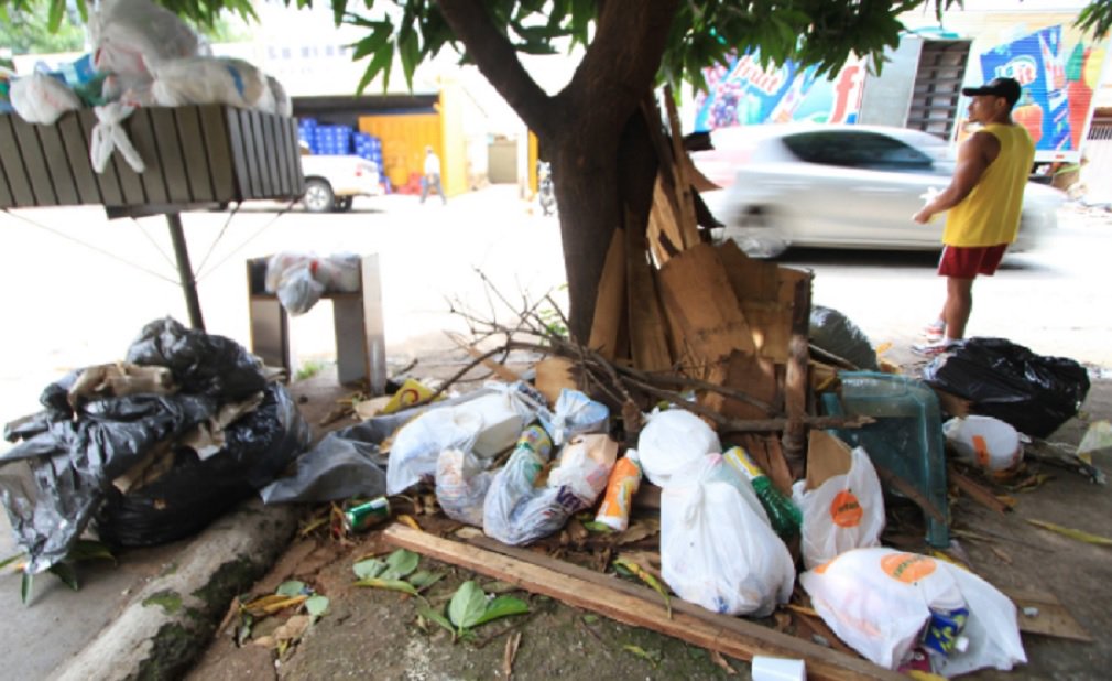 Em diversos bairros da Capital, os sacos de lixo estão expostos nas ruas e avenidas há quase uma semana; a Comurg, companhia municipal responsável pela coleta, vive uma crise de infraestrutura há anos e as gestões mais recentes foram marcadas por denúncias de corrupção; nos bastidores da prefeitura, fala-se numa terceirização do serviços; Comurg tem hoje cerca de 6,1 mil servidores (Foto: José Barbacena) Em diversos bairros da Capital, os sacos de lixo estão expostos nas ruas e avenidas há quase uma semana; a Comurg, companhia municipal responsável pela coleta, vive uma crise de infraestrutura há anos e as gestões mais recentes foram marcadas por denúncias de corrupção; nos bastidores da prefeitura, fala-se numa terceirização do serviços; Comurg tem hoje cerca de 6,1 mil servidores