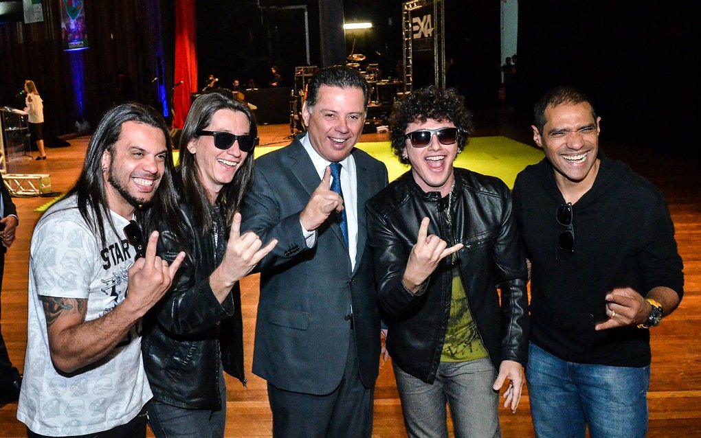 Goiás é o Estado que mais investe, democratiza e valoriza a Cultura. A afirmação do governador Marconi Perillo, durante lançamento, ontem, da 18ª edição do Canto da Primavera, na cidade de Pirenópolis, é confirmada pelo valor de investimentos no setor neste ano; são R$ 62,4 milhões destinados a fundos, leis de incentivo, programas, festivais e formação artística, o maior montante já disponibilizado para a área; “Sempre valorizei e amei a cultura. É um compromisso sagrado que eu tenho”, declarou o governador; maior parte dos investimentos é aportada pelos dois principais programas de fomento à Cultura em Goiás: o Fundo de Arte e Cultura (FAC) e o Programa Estadual de Incentivo à Cultura (Foto: José Barbacena) Goiás é o Estado que mais investe, democratiza e valoriza a Cultura. A afirmação do governador Marconi Perillo, durante lançamento, ontem, da 18ª edição do Canto da Primavera, na cidade de Pirenópolis, é confirmada pelo valor de investimentos no setor neste ano; são R$ 62,4 milhões destinados a fundos, leis de incentivo, programas, festivais e formação artística, o maior montante já disponibilizado para a área; “Sempre valorizei e amei a cultura. É um compromisso sagrado que eu tenho”, declarou o governador; maior parte dos investimentos é aportada pelos dois principais programas de fomento à Cultura em Goiás: o Fundo de Arte e Cultura (FAC) e o Programa Estadual de Incentivo à Cultura