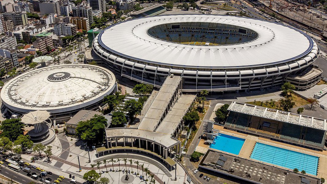 O MP-RJ ajuizou uma ação pedindo que cerca de R$ 200 milhões sejam devolvidos aos cofres públicos por suspeita de superfaturamento nas obras do Maracanã; segundo o MPRJ, a estimativa dos custos foi inviabilizada por erros no projeto básico e pela forma genérica de apresentação de serviços e itens previstos; como resultado, houve um excesso de aditivos ao projeto; os 16 termos aditivos à proposta vencedora da licitação elevaram o orçamento inicial de R$ 705 milhões para R$ 1,2 bilhão ao final da obra (Foto: Leonardo Lucena) O MP-RJ ajuizou uma ação pedindo que cerca de R$ 200 milhões sejam devolvidos aos cofres públicos por suspeita de superfaturamento nas obras do Maracanã; segundo o MPRJ, a estimativa dos custos foi inviabilizada por erros no projeto básico e pela forma genérica de apresentação de serviços e itens previstos; como resultado, houve um excesso de aditivos ao projeto; os 16 termos aditivos à proposta vencedora da licitação elevaram o orçamento inicial de R$ 705 milhões para R$ 1,2 bilhão ao final da obra