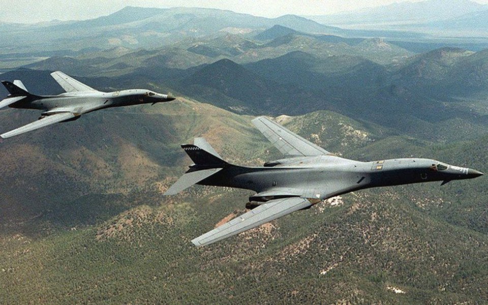 Forças Armadas dos Estados Unidos sobrevoaram a Península Coreana com dois bombardeiros B-1B Lancer da Força Aérea no final da terça-feira (horário local), em meio às elevadas tensões por contas dos programas nuclear e de mísseis da Coreia do Norte; bombardeiros B-1B foram escoltados por dois caças F-15K da Coreia do Sul depois de deixarem sua base em Guam, avões realizaram exercícios ar-terra nas águas da costa leste da Coreia do Sul, depois voaram para águas entre a Coreia do Sul e a China para repetir o exercício (Foto: Paulo Emílio) Forças Armadas dos Estados Unidos sobrevoaram a Península Coreana com dois bombardeiros B-1B Lancer da Força Aérea no final da terça-feira (horário local), em meio às elevadas tensões por contas dos programas nuclear e de mísseis da Coreia do Norte; bombardeiros B-1B foram escoltados por dois caças F-15K da Coreia do Sul depois de deixarem sua base em Guam, avões realizaram exercícios ar-terra nas águas da costa leste da Coreia do Sul, depois voaram para águas entre a Coreia do Sul e a China para repetir o exercício