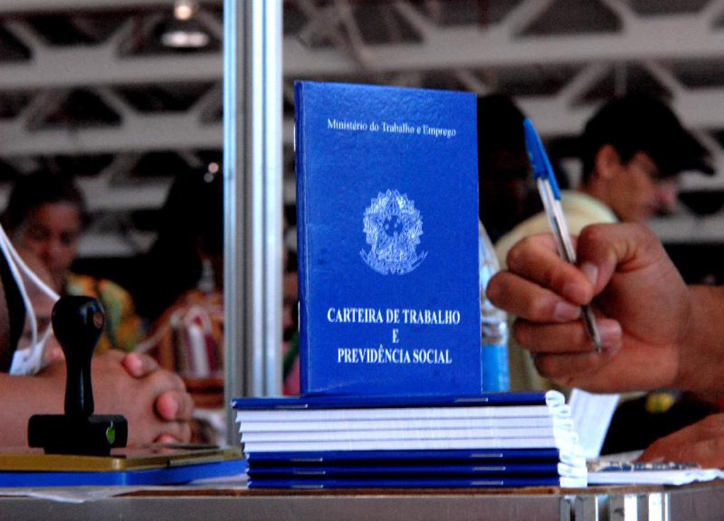 Minas Gerais voltou a apresentar saldo positivo de empregos em outubro, com a geração de 4.509 postos de trabalho, após um resultado negativo de 4.291 vagas no mês anterior; os dados são do Caged, do Ministério do Trabalho; em outubro do ano passado, o saldo de postos de trabalho no estado havia registrado a perda de 5.889 vagas; Por setores da atividade econômica, a maior geração de empregos formais em Minas ficou com o comércio (4.129), seguida pelos serviços (2.738) e construção civil (1.888) (Foto: Leonardo Lucena) Minas Gerais voltou a apresentar saldo positivo de empregos em outubro, com a geração de 4.509 postos de trabalho, após um resultado negativo de 4.291 vagas no mês anterior; os dados são do Caged, do Ministério do Trabalho; em outubro do ano passado, o saldo de postos de trabalho no estado havia registrado a perda de 5.889 vagas; Por setores da atividade econômica, a maior geração de empregos formais em Minas ficou com o comércio (4.129), seguida pelos serviços (2.738) e construção civil (1.888)