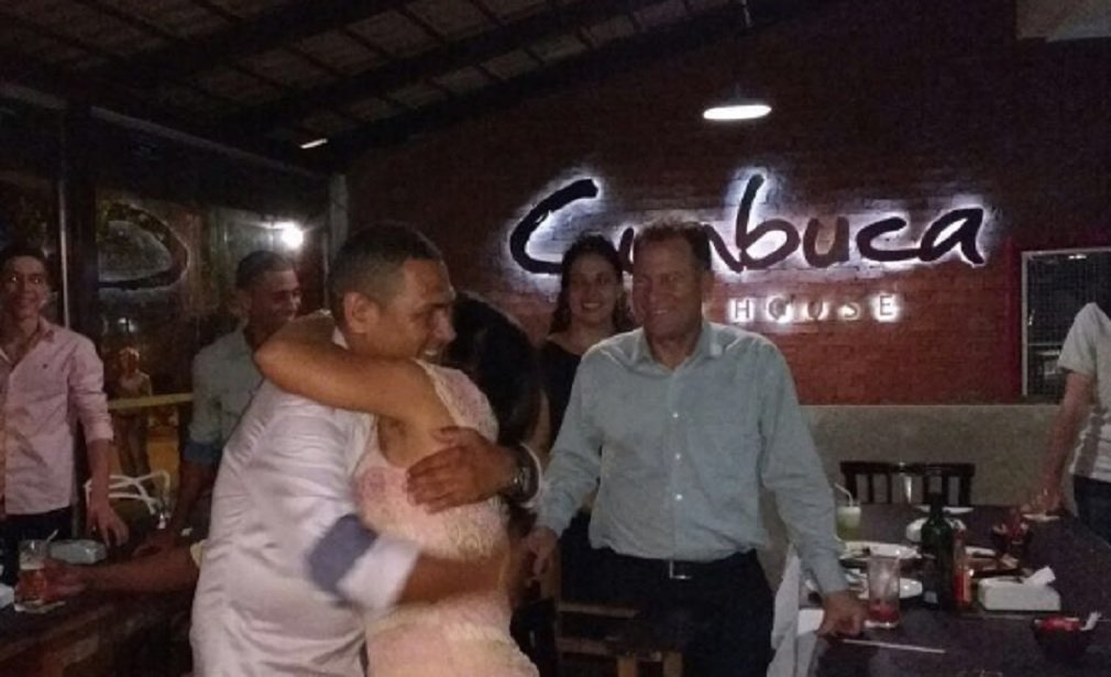 O titular do Grupo Antissequestro (GAS), Kleyton Manoel, afirmou que pretende chamar o deputado estadual Major Araújo (PRP) para prestar esclarecimentos sobre seu relacionamento com Luis Carlos Costa, suspeito de assassinar a menina Ana Clara, de apenas 7 anos; em entrevista ao Jornal do Meio Dia, Major disse que era amigo do homem e que o aconselhou a se entregar para a polícia na madrugada de terça para quarta-feira, horas antes do corpo da criança ser encontrado; O Goiás 247 publicou fotos que mostram Luis Carlos indo até o gabinete do deputado, na Assembleia; nova foto mostra os dois juntos em confraternização (Foto: José Barbacena) O titular do Grupo Antissequestro (GAS), Kleyton Manoel, afirmou que pretende chamar o deputado estadual Major Araújo (PRP) para prestar esclarecimentos sobre seu relacionamento com Luis Carlos Costa, suspeito de assassinar a menina Ana Clara, de apenas 7 anos; em entrevista ao Jornal do Meio Dia, Major disse que era amigo do homem e que o aconselhou a se entregar para a polícia na madrugada de terça para quarta-feira, horas antes do corpo da criança ser encontrado; O Goiás 247 publicou fotos que mostram Luis Carlos indo até o gabinete do deputado, na Assembleia; nova foto mostra os dois juntos em confraternização