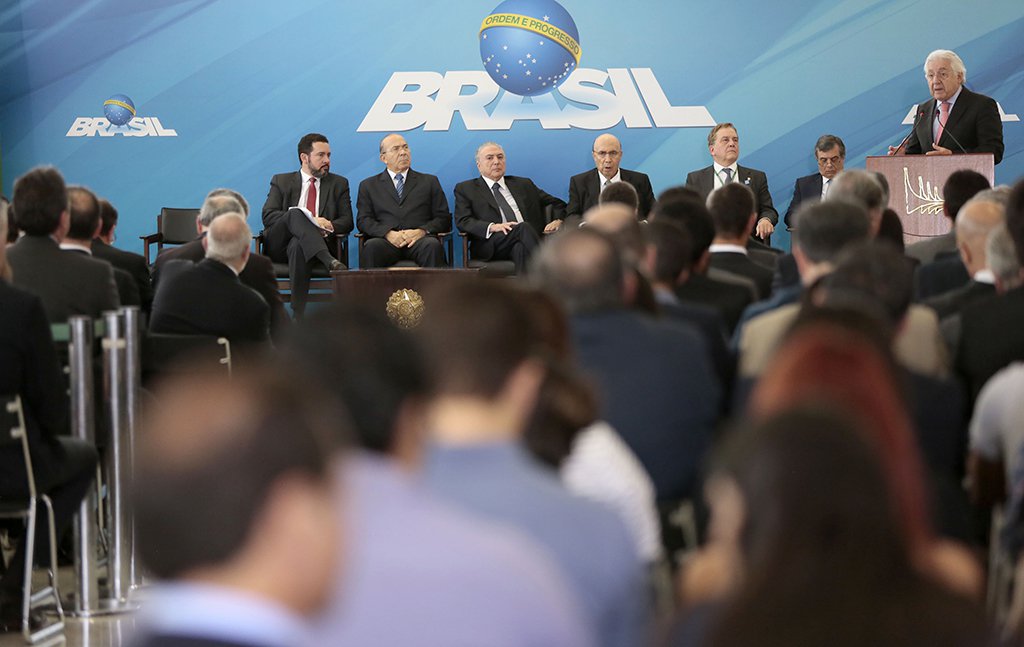 Com a promessa de oferecer R$ 20 bilhões em crédito até agosto de 2018 para pequenos e médios empreendimentos, o BNDES lançou a linha BNDES Giro; presidente do Sebrae, Guilherme Afif Domingos alertou para a importância de se atender à necessidade de financiamento dos pequenos negócios, já que mais de 80% das micro e pequenas empresas não têm acesso a crédito; “Para o BNDES, pequenos são aqueles que faturam até R$ 90 milhões e, para nós, que seguimos a Lei Geral da Micro e Pequena Empresa, o teto é de R$ 3,6 milhões ao ano. Dinheiro para empresários desse porte significa geração de emprego e renda para o país. Estamos juntos por esse objetivo”, disse (Foto: Leonardo Lucena) Com a promessa de oferecer R$ 20 bilhões em crédito até agosto de 2018 para pequenos e médios empreendimentos, o BNDES lançou a linha BNDES Giro; presidente do Sebrae, Guilherme Afif Domingos alertou para a importância de se atender à necessidade de financiamento dos pequenos negócios, já que mais de 80% das micro e pequenas empresas não têm acesso a crédito; “Para o BNDES, pequenos são aqueles que faturam até R$ 90 milhões e, para nós, que seguimos a Lei Geral da Micro e Pequena Empresa, o teto é de R$ 3,6 milhões ao ano. Dinheiro para empresários desse porte significa geração de emprego e renda para o país. Estamos juntos por esse objetivo”, disse
