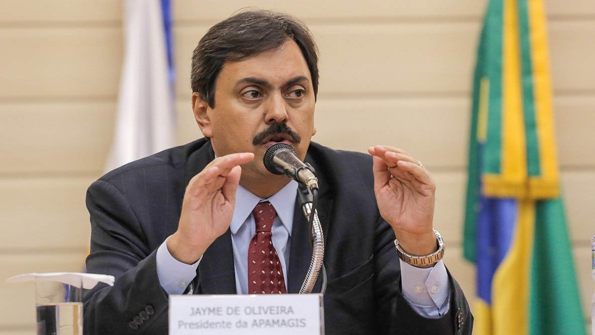 Em nota pública assinada por seu presidente, Jayme de Oliveira, a Associação dos Magistrados Brasileiros repudiou informação de que Michel Temer mandou a Agência Brasileira de Inteligência (Abin) espionar o ministro do Supremo Tribunal Federal Edson Fachin, relator do processo contra ele na corte; "A AMB repudia veementemente qualquer forma de pressão ao Judiciário e conclama a magistratura a manter-se em estado de alerta e vigilância permanentes. Cobramos das autoridades envolvidas amplo esclarecimento dos fatos, em caráter de urgência", diz Jayme (Foto: Romulo Faro) Em nota pública assinada por seu presidente, Jayme de Oliveira, a Associação dos Magistrados Brasileiros repudiou informação de que Michel Temer mandou a Agência Brasileira de Inteligência (Abin) espionar o ministro do Supremo Tribunal Federal Edson Fachin, relator do processo contra ele na corte; "A AMB repudia veementemente qualquer forma de pressão ao Judiciário e conclama a magistratura a manter-se em estado de alerta e vigilância permanentes. Cobramos das autoridades envolvidas amplo esclarecimento dos fatos, em caráter de urgência", diz Jayme