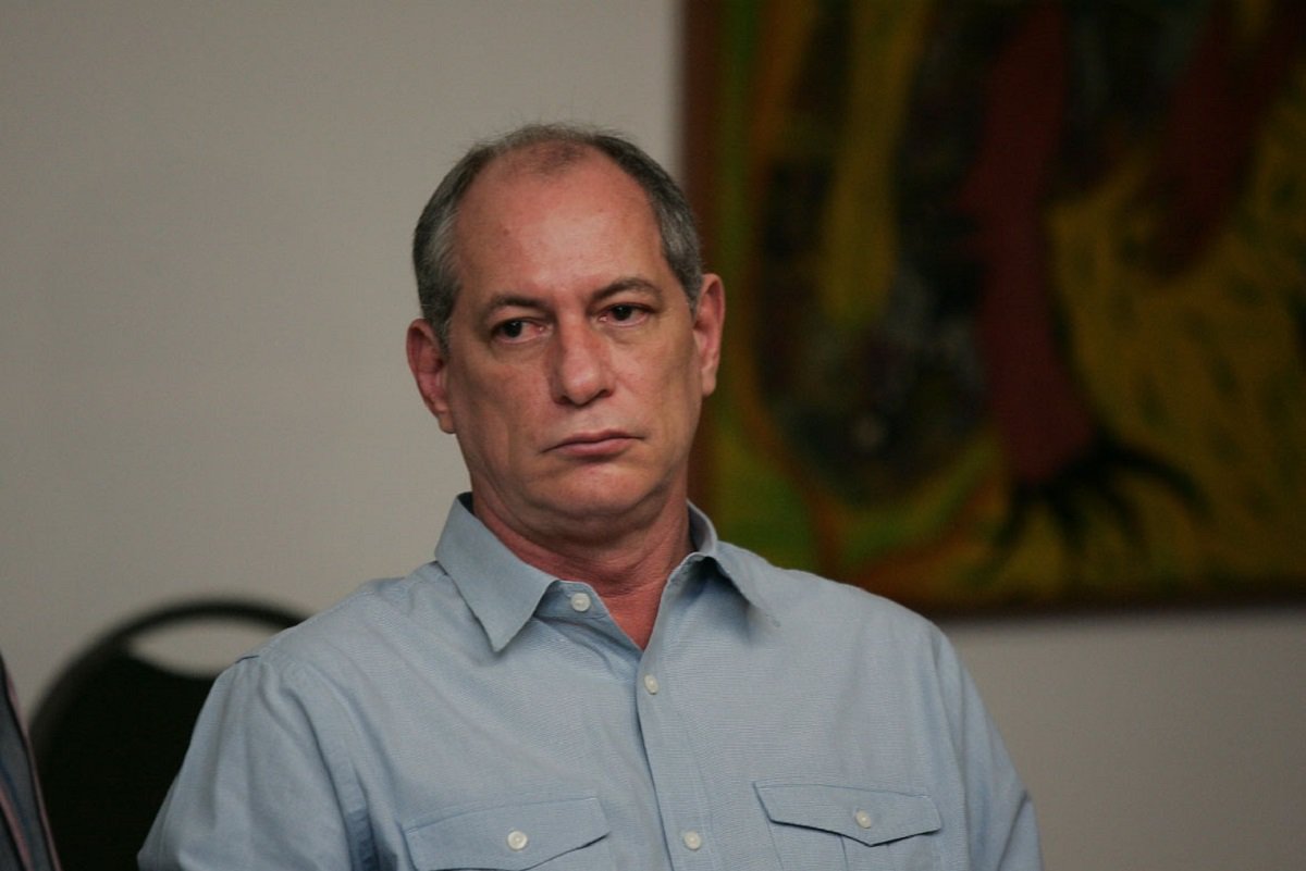 Após divulgação de que defende o cumprimento da Constituição, com eleições indiretas e destacar os nomes de Tasso Jereissati e Nélson Jobim como o “mínimo de decência e respeitabilidade”, contrariando a posição do PDT, seu partido, o ex-governador Ciro Gomes publicou uma justificativa, nas redes sociais, com o objetivo de esclarecer sua posição. Ciro diz que apenas respondeu com franqueza questionamentos da imprensa sobre o acontecerá, com a provável saída de Temer, mas que tem concordância com a posição adotada pelo PDT em defesa as Diretas Já e o que "o resto é intriga" (Foto: Fatima 247) Após divulgação de que defende o cumprimento da Constituição, com eleições indiretas e destacar os nomes de Tasso Jereissati e Nélson Jobim como o “mínimo de decência e respeitabilidade”, contrariando a posição do PDT, seu partido, o ex-governador Ciro Gomes publicou uma justificativa, nas redes sociais, com o objetivo de esclarecer sua posição. Ciro diz que apenas respondeu com franqueza questionamentos da imprensa sobre o acontecerá, com a provável saída de Temer, mas que tem concordância com a posição adotada pelo PDT em defesa as Diretas Já e o que "o resto é intriga"