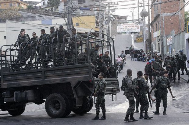 Os 15 meses das forças armadas na ocupação do complexo da Maré custaram R$ 600 milhões aos cofres públicos. Os gastos no complexo do Alemão, em menos de dois anos de ocupação pelas mesmas forças armadas, somaram meio bilhão de reais. Pergunto, algo mudou? (Foto: Daniel Samam) Os 15 meses das forças armadas na ocupação do complexo da Maré custaram R$ 600 milhões aos cofres públicos. Os gastos no complexo do Alemão, em menos de dois anos de ocupação pelas mesmas forças armadas, somaram meio bilhão de reais. Pergunto, algo mudou?