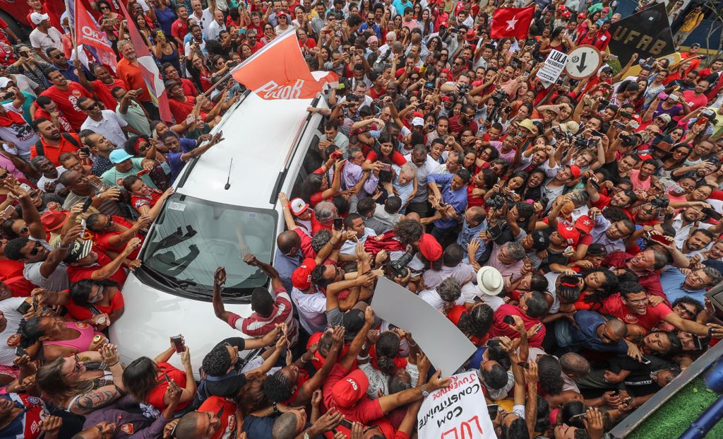 O jornalista Fernando Brito, editor do Tijolaço, resumiu bem o episódio da proibição de Lula de receber um título de honoris causa na Bahia: "O doutor Reimão bem quis estragar a festa. Mas quando o povo quer, não tem jeito. A liminar que proibia Lula de ir à Universidade do Recôncavo Baiano caiu, antes dos tribunais, na rua" (Foto: Gisele Federicce) O jornalista Fernando Brito, editor do Tijolaço, resumiu bem o episódio da proibição de Lula de receber um título de honoris causa na Bahia: "O doutor Reimão bem quis estragar a festa. Mas quando o povo quer, não tem jeito. A liminar que proibia Lula de ir à Universidade do Recôncavo Baiano caiu, antes dos tribunais, na rua"