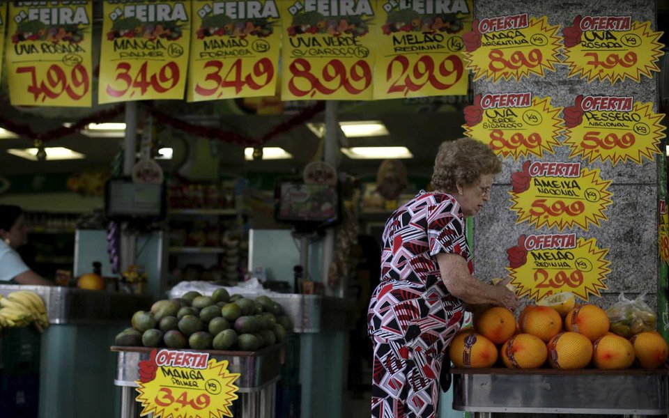Expectativa de economistas para a inflação neste ano foi pela primeira vez abaixo do piso da meta na pesquisa Focus, realizada pelo Banco Central; projeção de alta do IPCA neste ano agora é de 2,97%, ante 3,08% antes; assim, a inflação terminaria o ano abaixo do piso da meta, de 3%; meta está fixada em 4,5%, com margem de tolerância de 1,5 ponto percentual; se isso de fato acontecer, será a primeira vez que o BC terá que justificar porque a inflação ficou abaixo do objetivo;BC descumpriu a meta três vezes nas últimas duas décadas, mas sempre acima da meta (Foto: Paulo Emílio) Expectativa de economistas para a inflação neste ano foi pela primeira vez abaixo do piso da meta na pesquisa Focus, realizada pelo Banco Central; projeção de alta do IPCA neste ano agora é de 2,97%, ante 3,08% antes; assim, a inflação terminaria o ano abaixo do piso da meta, de 3%; meta está fixada em 4,5%, com margem de tolerância de 1,5 ponto percentual; se isso de fato acontecer, será a primeira vez que o BC terá que justificar porque a inflação ficou abaixo do objetivo;BC descumpriu a meta três vezes nas últimas duas décadas, mas sempre acima da meta