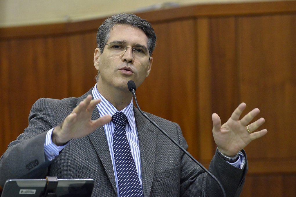 O deputado estadual Francisco Júnior (PSD), que participou ativamente como vereador da criação do Plano Diretor de Goiânia em 2007, defende que o Plano seja regulamentado de vez e atualizado em vez de ser revisado, como pretende fazer a Câmara Municipal neste ano; discussão é uma das mais esperadas na Casa porque o Plano Diretor é visto como ultrapassado e Goiânia continua sendo dominada pelas grandes construtoras; em relação à gestão de Iris Rezende, Francisco alerta que o peemedebista não se preparou para exercer o cargo; "Quando o prefeito falava que seria ou não candidato à prefeitura. A gente vê que é verdade. Ele realmente não se preparou. Parece que caiu o mundo no colo dele" (Foto: José Barbacena) O deputado estadual Francisco Júnior (PSD), que participou ativamente como vereador da criação do Plano Diretor de Goiânia em 2007, defende que o Plano seja regulamentado de vez e atualizado em vez de ser revisado, como pretende fazer a Câmara Municipal neste ano; discussão é uma das mais esperadas na Casa porque o Plano Diretor é visto como ultrapassado e Goiânia continua sendo dominada pelas grandes construtoras; em relação à gestão de Iris Rezende, Francisco alerta que o peemedebista não se preparou para exercer o cargo; "Quando o prefeito falava que seria ou não candidato à prefeitura. A gente vê que é verdade. Ele realmente não se preparou. Parece que caiu o mundo no colo dele"
