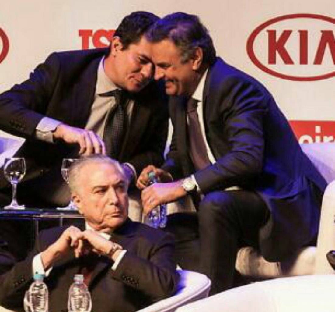 "A trajetória do juiz Sérgio Moro, infelizmente, poderá ter o efeito contraditório de comprometer o êxito da Lava Jato, porque sua atuação partidária – parcial, faccional, engajada – interdita a investigação plena e profunda da corrupção no sistema político, que tem origens antigas e que se sofisticou nos períodos de governo do PSDB, partido com o qual este juiz mantém indisfarçável intimidade, como evidencia a fotografia auto-explicativa – e muito difundida na internet – do magistrado em saborosas gargalhadas com Aécio Neves, o presidente nacional do PSDB que é multi-citado nas delações que passam pelas mãos e pelo crivo dele mesmo", diz o colunista Jeferson Miola, que denunciou o juiz Sergio Moro à Corregedoria Nacional de Justiça (Foto: Jeferson Miola) "A trajetória do juiz Sérgio Moro, infelizmente, poderá ter o efeito contraditório de comprometer o êxito da Lava Jato, porque sua atuação partidária – parcial, faccional, engajada – interdita a investigação plena e profunda da corrupção no sistema político, que tem origens antigas e que se sofisticou nos períodos de governo do PSDB, partido com o qual este juiz mantém indisfarçável intimidade, como evidencia a fotografia auto-explicativa – e muito difundida na internet – do magistrado em saborosas gargalhadas com Aécio Neves, o presidente nacional do PSDB que é multi-citado nas delações que passam pelas mãos e pelo crivo dele mesmo", diz o colunista Jeferson Miola, que denunciou o juiz Sergio Moro à Corregedoria Nacional de Justiça