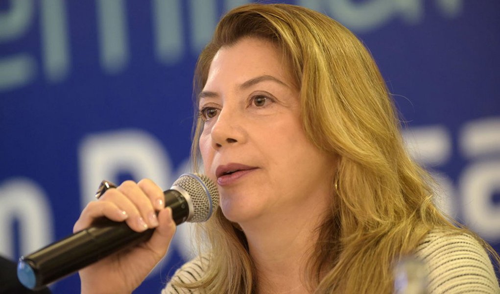 Autora da tese de doutorado "A falsa crise da Seguridade Social no Brasil: uma análise financeira do período 1990-2005", a professora de Economia da UFRJ Denise Gentil afirma que 79% dos aposentados por idade em 2015 não conseguiram contribuir por 25 anos; dessa forma, eles estariam fora das novas regras e não conseguiriam se aposentar caso elas já estivessem em vigência; "Essa proposta é descabida, brutal e injusta. Não só porque o governo vai levar a população a um empobrecimento brutal, mas uma parte enorme dos brasileiros vai ficar excluída", afirmou
(Foto: Aquiles Lins) Autora da tese de doutorado "A falsa crise da Seguridade Social no Brasil: uma análise financeira do período 1990-2005", a professora de Economia da UFRJ Denise Gentil afirma que 79% dos aposentados por idade em 2015 não conseguiram contribuir por 25 anos; dessa forma, eles estariam fora das novas regras e não conseguiriam se aposentar caso elas já estivessem em vigência; "Essa proposta é descabida, brutal e injusta. Não só porque o governo vai levar a população a um empobrecimento brutal, mas uma parte enorme dos brasileiros vai ficar excluída", afirmou