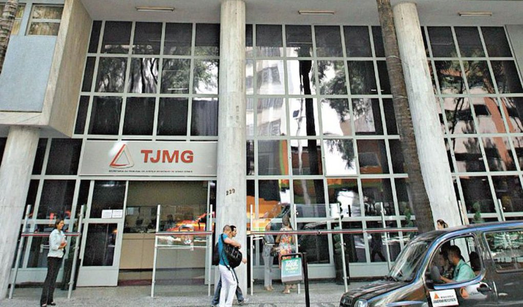 O Tribunal de Justiça (TJMG) vai analisar mais uma vez a decisão da juíza Marixa Rodrigues que absolveu, em 2011, os réus envolvidos no caso Eliza Samudio do crime de corrupção de menores; o processo é referente à participação do primo do goleiro Bruno Fernandes, Jorge Luiz Rosa, na época com 17 anos; ele confessou ter participado do sequestro e do cárcere privado da vítima, ex-esposa de Bruno (Foto: Leonardo Lucena) O Tribunal de Justiça (TJMG) vai analisar mais uma vez a decisão da juíza Marixa Rodrigues que absolveu, em 2011, os réus envolvidos no caso Eliza Samudio do crime de corrupção de menores; o processo é referente à participação do primo do goleiro Bruno Fernandes, Jorge Luiz Rosa, na época com 17 anos; ele confessou ter participado do sequestro e do cárcere privado da vítima, ex-esposa de Bruno