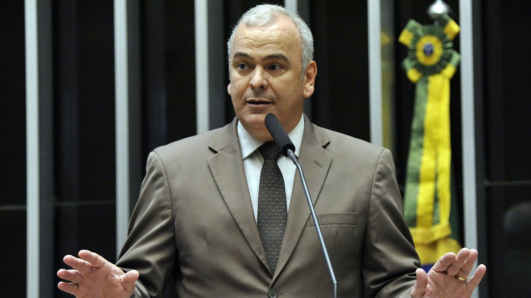 Quem afirma é o deputado de Minas Júlio Delgado; “Nós somos contra essa proposta. Essa PEC não tem e não terá apoio do PSB. Isso foi uma questão tirada pelo partido, não foi nem pela bancada”, afirma o parlamentar; para ele, Temer é "um governo fraco, num Legislativo fraco, com lideranças fracas, com base ampla mas absolutamente volúvel" (Foto: Gisele Federicce) Quem afirma é o deputado de Minas Júlio Delgado; “Nós somos contra essa proposta. Essa PEC não tem e não terá apoio do PSB. Isso foi uma questão tirada pelo partido, não foi nem pela bancada”, afirma o parlamentar; para ele, Temer é "um governo fraco, num Legislativo fraco, com lideranças fracas, com base ampla mas absolutamente volúvel"
