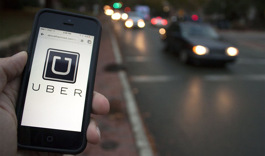 O Tribunal Regional do Trabalho de Minas Gerais (TRT-MG) reconheceu o vínculo de emprego entre o aplicativo Uber e um de seus motoristas associados; conforme a decisão, Leonardo Silva Ferreira deverá ter sua carteira de trabalho assinada e receber as horas extras, o adicional noturno, verbas rescisórios pelo fim do contrato sem justa causa, valores gastos com combustível e também com água e balas oferecidas aos passageiros (Foto: Leonardo Lucena) O Tribunal Regional do Trabalho de Minas Gerais (TRT-MG) reconheceu o vínculo de emprego entre o aplicativo Uber e um de seus motoristas associados; conforme a decisão, Leonardo Silva Ferreira deverá ter sua carteira de trabalho assinada e receber as horas extras, o adicional noturno, verbas rescisórios pelo fim do contrato sem justa causa, valores gastos com combustível e também com água e balas oferecidas aos passageiros
