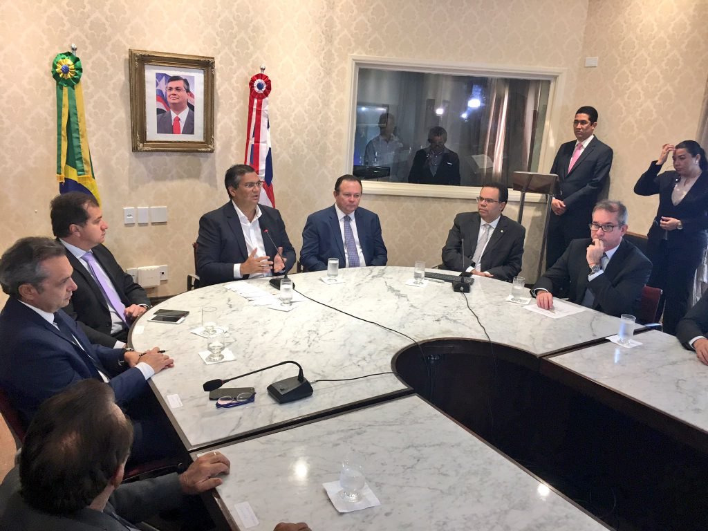O governo do Maranhão lançou oficialmente o programa Maranhão Juros Zero, para ajudar principalmente as micro e pequenas empresas do estado. Os empreendedores poderão ter acesso a empréstimos bancários de até R$ 20 mil sem o peso dos juros; de acordo com o governador Flávio Dino, o programa ajudará o empresário a recuperar a capacidade de empreender e, se for o caso, a limpar o nome; “O Banco do Brasil vai dispor até R$ 100 milhões, e nós vamos pagar os juros”, disse, referindo-se à primeira etapa do programa (Foto: Leonardo Lucena) O governo do Maranhão lançou oficialmente o programa Maranhão Juros Zero, para ajudar principalmente as micro e pequenas empresas do estado. Os empreendedores poderão ter acesso a empréstimos bancários de até R$ 20 mil sem o peso dos juros; de acordo com o governador Flávio Dino, o programa ajudará o empresário a recuperar a capacidade de empreender e, se for o caso, a limpar o nome; “O Banco do Brasil vai dispor até R$ 100 milhões, e nós vamos pagar os juros”, disse, referindo-se à primeira etapa do programa
