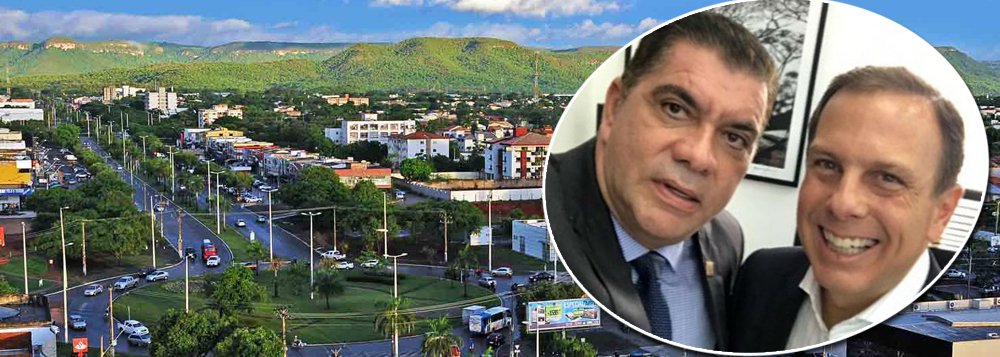 Apertem os cintos, o prefeito sumiu! Com a cidade de São Paulo cheia de buracos, o prefeito João Doria (PSDB) desistiu de governar e se lançou de vez em sua campanha presidencial; nesta segunda-feira, 14, ele chega à capital do Tocantins para se reunir com o prefeito Carlos Amastha (PSB) e participará de encontro estadual do PSDB, onde fará palestra sobre "gestão pública pautada pela ética e pela eficiência"; Doria já traiu seu padrinho Geraldo Alckmin e tenta dominar o PSDB em seu projeto pessoal de poder; desde que assumiu a prefeitura, o tucano já passou 30% do tempo viajando
(Foto: Aquiles Lins)
Apertem os cintos, o prefeito sumiu! Com a cidade de São Paulo cheia de buracos, o prefeito João Doria (PSDB) desistiu de governar e se lançou de vez em sua campanha presidencial; nesta segunda-feira, 14, ele chega à capital do Tocantins para se reunir com o prefeito Carlos Amastha (PSB) e participará de encontro estadual do PSDB, onde fará palestra sobre "gestão pública pautada pela ética e pela eficiência"; Doria já traiu seu padrinho Geraldo Alckmin e tenta dominar o PSDB em seu projeto pessoal de poder; desde que assumiu a prefeitura, o tucano já passou 30% do tempo viajando