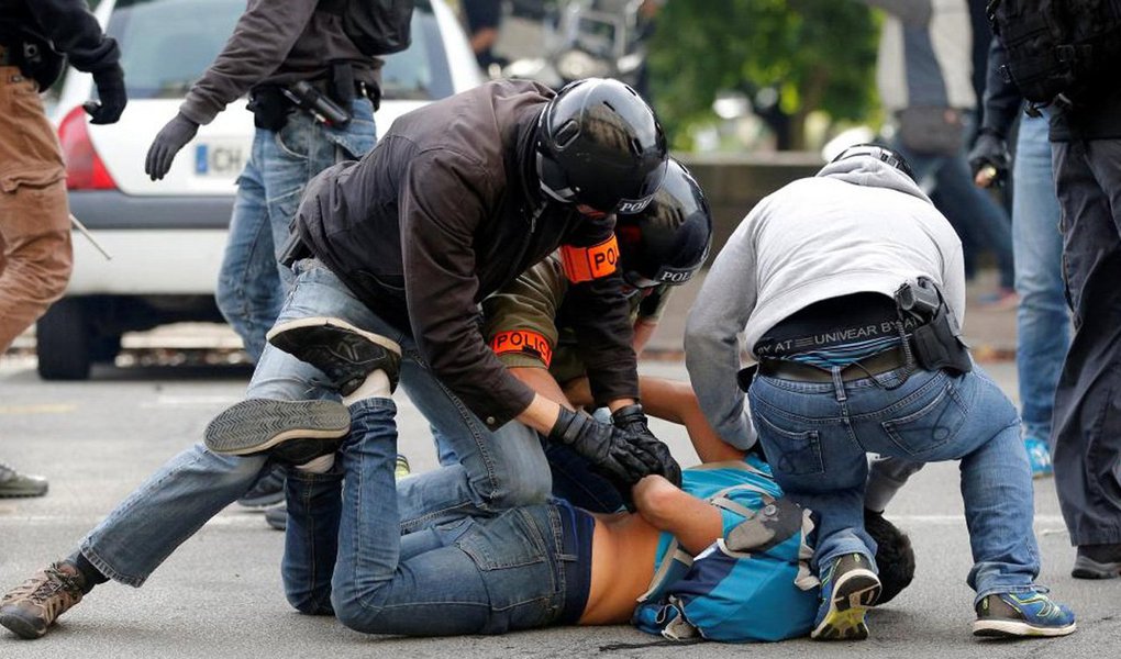 Dezenas de milhares de pessoas saíram às ruas em várias cidades da França nesta terça-feira (12) para protestar contra a reforma do Código do trabalho; tensões foram registradas entre a polícia e manifestantes. Esse é a primeira grande greve no país desde o início do mandato do presidente Emmanuel Macron; segundo a central sindical CGT, que convocou a manifestação, cerca de 400 mil pessoas participaram das manifestações, 60 mil apenas em Paris (Foto: Aquiles Lins) Dezenas de milhares de pessoas saíram às ruas em várias cidades da França nesta terça-feira (12) para protestar contra a reforma do Código do trabalho; tensões foram registradas entre a polícia e manifestantes. Esse é a primeira grande greve no país desde o início do mandato do presidente Emmanuel Macron; segundo a central sindical CGT, que convocou a manifestação, cerca de 400 mil pessoas participaram das manifestações, 60 mil apenas em Paris