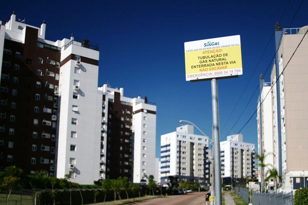 Estatal gaúcha, a Sulgás é objeto de um projeto que tramita na Assembleia Legislativa que pede a retirada da obrigatoriedade da realização de plebiscito para sua privatização; enquanto isso, em Santa Catarina, o governo estuda comprar as ações da SCGás, distribuidora estadual de gás, que estão nas mãos da iniciativa privada por considerar que o setor é estratégico para o desenvolvimento do estado (Foto: Leonardo Lucena) Estatal gaúcha, a Sulgás é objeto de um projeto que tramita na Assembleia Legislativa que pede a retirada da obrigatoriedade da realização de plebiscito para sua privatização; enquanto isso, em Santa Catarina, o governo estuda comprar as ações da SCGás, distribuidora estadual de gás, que estão nas mãos da iniciativa privada por considerar que o setor é estratégico para o desenvolvimento do estado
