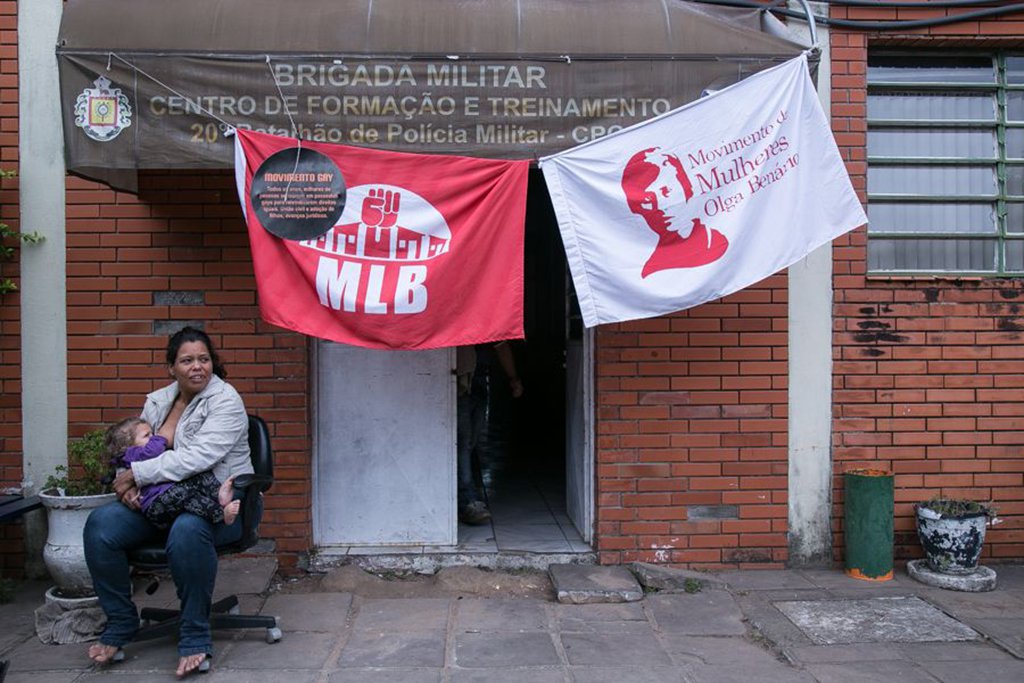A situação das famílias que participaram das ocupações Lanceiros Negros e Lanceiros Negros Vivem, no Centro de Porto Alegre, permanece indefinida; venceu um prazo de 15 dias dado no início do mês pelo comandante do Policiamento da Capital, coronel Jefferson Jacques, para que as 24 famílias desocupem o Centro Humanístico Vida, na zona norte, onde estão desde a desocupação pacífica do prédio do antigo Hotel Açores, em 24 de agosto; no entanto, após conversas com representantes de uma comissão formada para acompanhar o andamento do acordo firmado com o MLB (Movimento de Luta nos Bairros, Vilas e Favelas), Jacques comunicou ao movimento que decidiu dar mais uma semana de prazo de permanência no local (Foto: Leonardo Lucena) A situação das famílias que participaram das ocupações Lanceiros Negros e Lanceiros Negros Vivem, no Centro de Porto Alegre, permanece indefinida; venceu um prazo de 15 dias dado no início do mês pelo comandante do Policiamento da Capital, coronel Jefferson Jacques, para que as 24 famílias desocupem o Centro Humanístico Vida, na zona norte, onde estão desde a desocupação pacífica do prédio do antigo Hotel Açores, em 24 de agosto; no entanto, após conversas com representantes de uma comissão formada para acompanhar o andamento do acordo firmado com o MLB (Movimento de Luta nos Bairros, Vilas e Favelas), Jacques comunicou ao movimento que decidiu dar mais uma semana de prazo de permanência no local
