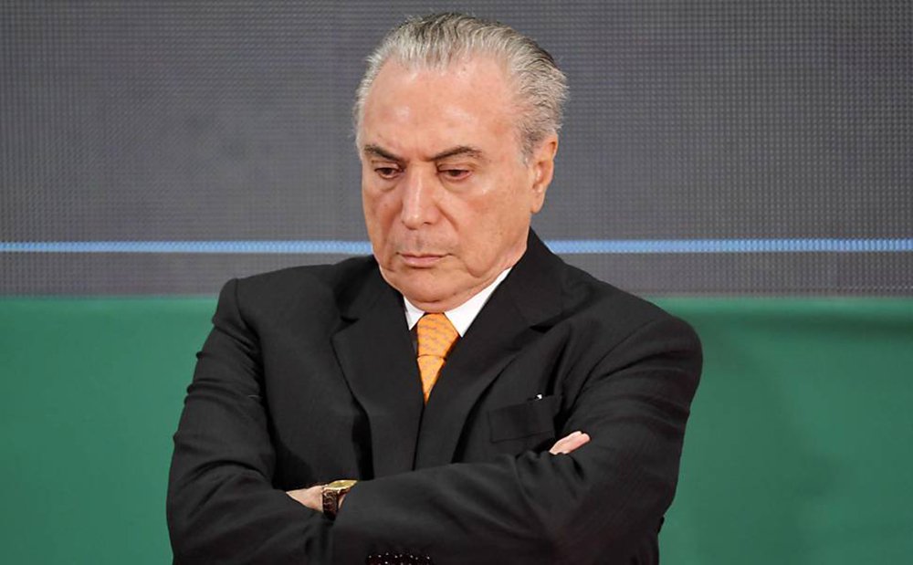 Caciques do DEM e do PSDB avaliam que com Lula na disputa em 2018, haverá mais pressão para rompimento com Michel Temer, cujos índices de rejeição popular continuam a bater recordes; dirigentes dos dois partidos admitem que as decisões estratégicas estão atreladas ao fator Lula; tucanos e democratas avaliam que se a condenação do ex-presidente não for confirmada em segunda instância até maio, as chances de a Justiça barrar sua candidatura depois são mínimas; com Lula no páreo, haverá forte pressão pelo rompimento da aliança com Temer, sobretudo entre parlamentares do Nordeste (Foto: Romulo Faro) Caciques do DEM e do PSDB avaliam que com Lula na disputa em 2018, haverá mais pressão para rompimento com Michel Temer, cujos índices de rejeição popular continuam a bater recordes; dirigentes dos dois partidos admitem que as decisões estratégicas estão atreladas ao fator Lula; tucanos e democratas avaliam que se a condenação do ex-presidente não for confirmada em segunda instância até maio, as chances de a Justiça barrar sua candidatura depois são mínimas; com Lula no páreo, haverá forte pressão pelo rompimento da aliança com Temer, sobretudo entre parlamentares do Nordeste