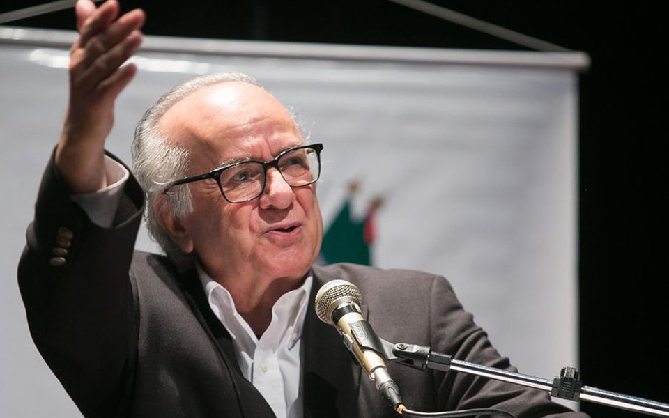 Um ano e meio depois de ter recebido o titulo de cidadão porto-alegrense, o sociólogo português Boaventura de Sousa Santos voltou à capital gaúcha tenta apontar caminhos em meio a crise para a qual ninguém tem mapa; a fala teve como condutor o tema “Democratizar a Democracia”; “Nós, durante muito tempo, pensamos e estudamos muitos as transições do capitalismo para o socialismo, do feudalismo para o capitalismo, da ditadura para a democracia. Estaremos nós, neste momento, na transição da democracia para a ditadura?", diz; “A democracia é hoje uma arma do imperialismo. É democracia de baixa intensidade. A democracia representativa transformou-se num instrumento de razão imperial, destroem-se países em nome da democracia” (Foto: Leonardo Lucena) Um ano e meio depois de ter recebido o titulo de cidadão porto-alegrense, o sociólogo português Boaventura de Sousa Santos voltou à capital gaúcha tenta apontar caminhos em meio a crise para a qual ninguém tem mapa; a fala teve como condutor o tema “Democratizar a Democracia”; “Nós, durante muito tempo, pensamos e estudamos muitos as transições do capitalismo para o socialismo, do feudalismo para o capitalismo, da ditadura para a democracia. Estaremos nós, neste momento, na transição da democracia para a ditadura?", diz; “A democracia é hoje uma arma do imperialismo. É democracia de baixa intensidade. A democracia representativa transformou-se num instrumento de razão imperial, destroem-se países em nome da democracia”