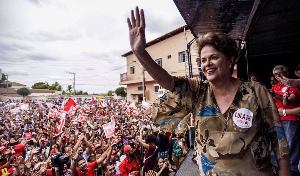 Presidente deposta Dilma Rousseff participa neste sábado, 28, da caravana do ex-presidente Lula por Minas Gerais; durante discurso em Bocaiúva, Dilma foi firme ao criticar a coalizão do PSDB e PMDB na deflagração do impeachment sem comprovação de crime de responsabilidade contra ela; "Temos que compreender que impeachment é um roubo contra a população brasileira", criticou Dilma; a petista, que lidera as intenções de voto para uma candidatura ao Senado por Minas, criticou o governo de Michel Temer por reduzir a praticamente zero os recursos destinados ao Pronaf; "Um governo que não respeita seu povo, também não é respeitado por ninguém", afirmou; acompanhe o ato ao vivo (Foto: Aquiles Lins) Presidente deposta Dilma Rousseff participa neste sábado, 28, da caravana do ex-presidente Lula por Minas Gerais; durante discurso em Bocaiúva, Dilma foi firme ao criticar a coalizão do PSDB e PMDB na deflagração do impeachment sem comprovação de crime de responsabilidade contra ela; "Temos que compreender que impeachment é um roubo contra a população brasileira", criticou Dilma; a petista, que lidera as intenções de voto para uma candidatura ao Senado por Minas, criticou o governo de Michel Temer por reduzir a praticamente zero os recursos destinados ao Pronaf; "Um governo que não respeita seu povo, também não é respeitado por ninguém", afirmou; acompanhe o ato ao vivo