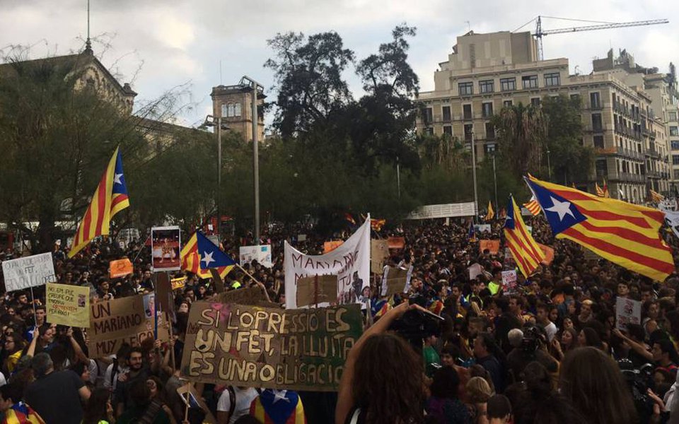 Grupos pró-independência e sindicatos da Catalunha convocaram uma greve geral na região espanhola para o dia 3 de outubro; produção econômica da Catalunha vale cerca de um quinto do Produto Interno Bruto total da Espanha e a região tem uma economia em torno do tamanho do Chile; neste domingo (1), Madri reprimiu com violência votação de referendo pela independência da Catalunha; repressão deixou mais de 890 pessoas feridas (Foto: Paulo Emílio) Grupos pró-independência e sindicatos da Catalunha convocaram uma greve geral na região espanhola para o dia 3 de outubro; produção econômica da Catalunha vale cerca de um quinto do Produto Interno Bruto total da Espanha e a região tem uma economia em torno do tamanho do Chile; neste domingo (1), Madri reprimiu com violência votação de referendo pela independência da Catalunha; repressão deixou mais de 890 pessoas feridas
