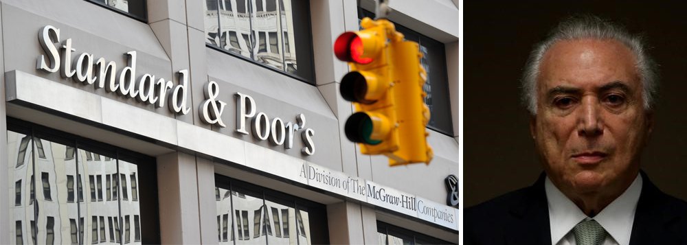 A agência de classificação de risco Standard & Poor's anunciou nesta segunda-feira que colocou a perspectiva de crédito soberano do Brasil em observação negativa. A nota atribuída pela agência ao país é BB; segundo a S&P, após recentes alegações de corrupção contra o presidente Michel Temer, o cenário político do Brasil voltou a se tornar mais complicado; ao não renunciar, Temer prolonga e aprofunda ainda mais a crise política (Foto: Gisele Federicce) A agência de classificação de risco Standard & Poor's anunciou nesta segunda-feira que colocou a perspectiva de crédito soberano do Brasil em observação negativa. A nota atribuída pela agência ao país é BB; segundo a S&P, após recentes alegações de corrupção contra o presidente Michel Temer, o cenário político do Brasil voltou a se tornar mais complicado; ao não renunciar, Temer prolonga e aprofunda ainda mais a crise política