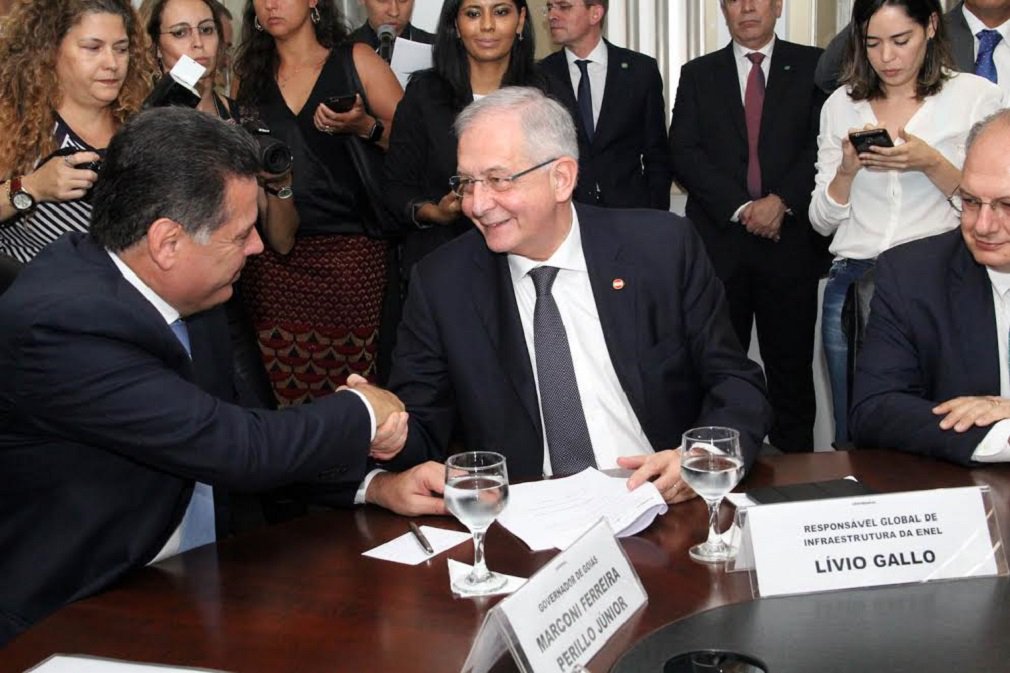 Uma nova página de prosperidade na história do Estado de Goiás se inicia a partir de hoje, com a concretização do processo de privatização da Celg Distribuição; afirmação foi feita pelo governador Marconi Perillo durante solenidade de assinatura do contrato de venda para a empresa italiana Enel Brasil S.A., no Palácio Pedro Ludovico Teixeira; essa foi a última etapa do processo de privatização da distribuidora de energia do Estado, vendida por R$ 2,187 bilhões em leilão, no mês de novembro do ano passado; já para este ano é esperado um investimento de R$ 800 milhões por parte da Enel na rede de energia do Estado (Foto: José Barbacena) Uma nova página de prosperidade na história do Estado de Goiás se inicia a partir de hoje, com a concretização do processo de privatização da Celg Distribuição; afirmação foi feita pelo governador Marconi Perillo durante solenidade de assinatura do contrato de venda para a empresa italiana Enel Brasil S.A., no Palácio Pedro Ludovico Teixeira; essa foi a última etapa do processo de privatização da distribuidora de energia do Estado, vendida por R$ 2,187 bilhões em leilão, no mês de novembro do ano passado; já para este ano é esperado um investimento de R$ 800 milhões por parte da Enel na rede de energia do Estado