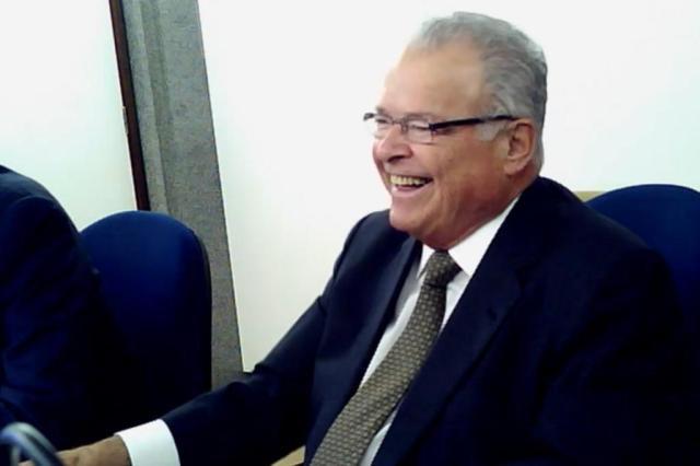O empresário que tinha sua imagem associada ao mérito, à competência empresarial, foi reduzido a mero lambaio da plutocracia, pois se submeteu e moldou aos interesses da elite bandida. Emílio foi estrume espalhado no campo da política. (Foto: Luciana Oliveira) O empresário que tinha sua imagem associada ao mérito, à competência empresarial, foi reduzido a mero lambaio da plutocracia, pois se submeteu e moldou aos interesses da elite bandida. Emílio foi estrume espalhado no campo da política.