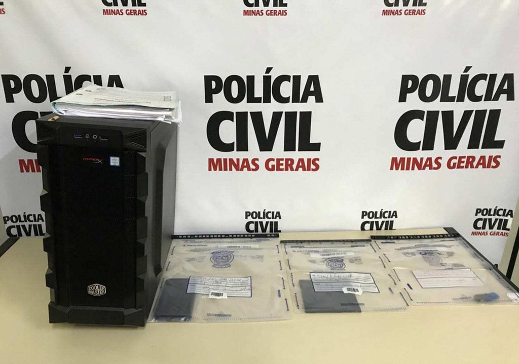 Um rapaz de 19 anos, que está preso, criou um perfil falso em uma rede social, para influenciar e ameaçar mulheres, conseguindo que elas enviassem fotos e vídeos pornográficos; o crime aconteceu em Carmo do Paranaíba, cidade de aproximadamente 30 mil habitantes, no Alto Paranaíba; de acordo com a Polícia Civil, para receber material, o rapaz chantageava as mulheres dizendo divulgaria na internet as imagens dela (Foto: Leonardo Lucena) Um rapaz de 19 anos, que está preso, criou um perfil falso em uma rede social, para influenciar e ameaçar mulheres, conseguindo que elas enviassem fotos e vídeos pornográficos; o crime aconteceu em Carmo do Paranaíba, cidade de aproximadamente 30 mil habitantes, no Alto Paranaíba; de acordo com a Polícia Civil, para receber material, o rapaz chantageava as mulheres dizendo divulgaria na internet as imagens dela