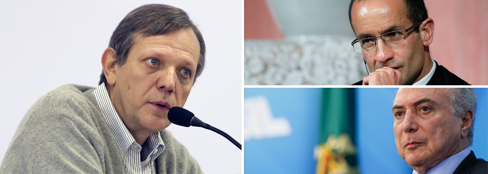 O cientista político e professor da Universidade de São Paulo André Singer sugere ente sábado, 4, uma leitura detalhada da delação do empresário Marcelo Odebrecht; Singer diz que, fora o processo jurídico, do qual pode se safar, Michel Temer, por exemplo, já está condenado; "Ao dizer que jantou com o então vice, falou de dinheiro, mas não acertou um valor específico, o empreiteiro enfraquece a acusação de pagamento de propina direta ao presidente. Mas ao confirmar encontro na residência oficial, no qual foi tratado aporte para o grupo do peemedebista, cauciona a convicção de que Temer chefiava esquema doloso", afirma (Foto: Aquiles Lins) O cientista político e professor da Universidade de São Paulo André Singer sugere ente sábado, 4, uma leitura detalhada da delação do empresário Marcelo Odebrecht; Singer diz que, fora o processo jurídico, do qual pode se safar, Michel Temer, por exemplo, já está condenado; "Ao dizer que jantou com o então vice, falou de dinheiro, mas não acertou um valor específico, o empreiteiro enfraquece a acusação de pagamento de propina direta ao presidente. Mas ao confirmar encontro na residência oficial, no qual foi tratado aporte para o grupo do peemedebista, cauciona a convicção de que Temer chefiava esquema doloso", afirma