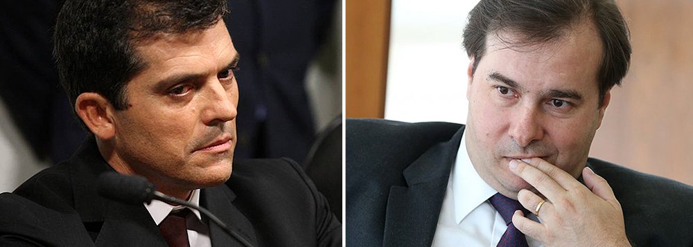 O empreiteiro Fernando Cavendish, da Delta, decidiu delatar o deputado Rodrigo Maia (DEM-RJ), atual presidente da Câmara dos Deputados; em seu acordo, ele afirmou que Maia recebeu R$ 3 milhões como contrapartida pelas obras da construtora no Engenhão – contrato obtido quando seu pai, Cesar Maia, era prefeito do Rio de Janeiro; Cavendish disse ainda que Maia levou ainda outros R$ 500 mil; primeiro homem na linha de sucessão presidencial, Maia também aparece nas delações da Odebrecht, como o "Botafogo", e da OAS; delatado, ele se enfraquece para conduzir reformas impopulares, como a da Previdência, que pode deixar 70% dos brasileiros sem aposentadoria (Foto: Leonardo Attuch) O empreiteiro Fernando Cavendish, da Delta, decidiu delatar o deputado Rodrigo Maia (DEM-RJ), atual presidente da Câmara dos Deputados; em seu acordo, ele afirmou que Maia recebeu R$ 3 milhões como contrapartida pelas obras da construtora no Engenhão – contrato obtido quando seu pai, Cesar Maia, era prefeito do Rio de Janeiro; Cavendish disse ainda que Maia levou ainda outros R$ 500 mil; primeiro homem na linha de sucessão presidencial, Maia também aparece nas delações da Odebrecht, como o "Botafogo", e da OAS; delatado, ele se enfraquece para conduzir reformas impopulares, como a da Previdência, que pode deixar 70% dos brasileiros sem aposentadoria