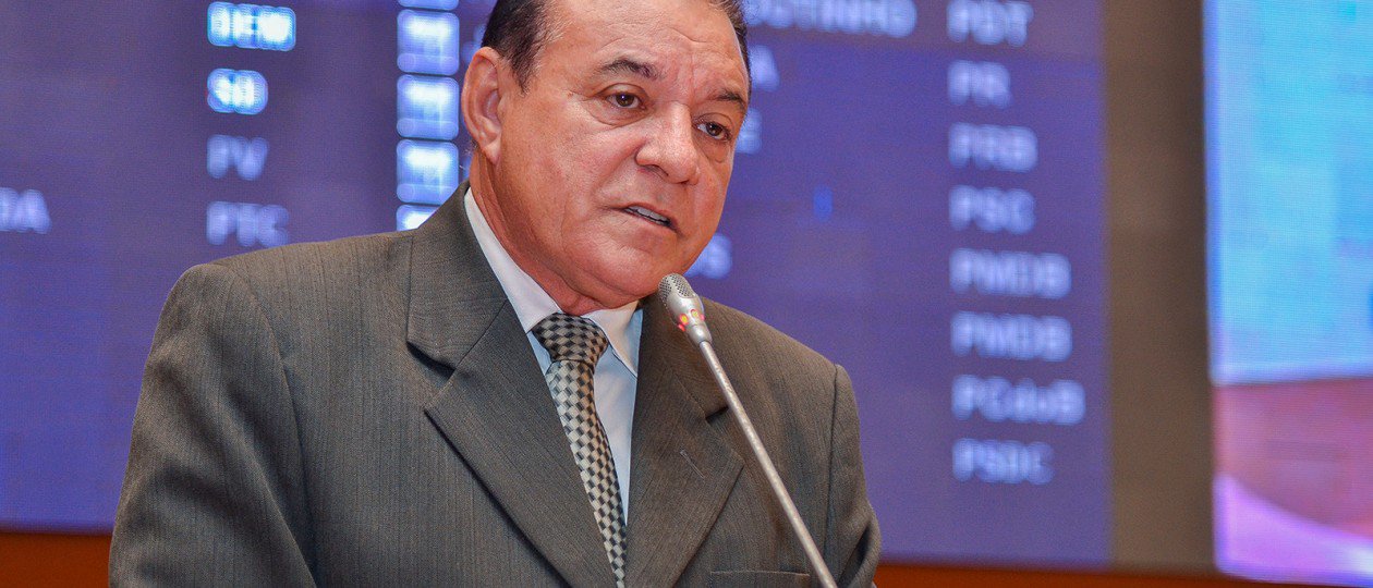 O deputado Raimundo Cutrim (PCdoB) chamou a atenção para o que classificou como julgamento antecipado do governador Flávio Dino (PCdoB) em relação a citação dele na Lava Jato, feita por colegas da oposição em plenário; Cutrim disse que deixou para tratar da questão na sessão desta quarta, para analisar em profundidade o caso; de acordo com o parlamentar, o nome do governador foi citado na Lava Jato, por isso tornou-se um caso político partidário, sem sequer ainda ser instaurado um procedimento, para que pudesse acompanhar e ter-se uma conclusão. Segundo ele, "as pessoas de maneira corriqueira como se faz, procuram muitas vezes politicamente julgar as coisas de qualquer maneira"; Dino rebateu acusações com documentos (Foto: Leonardo Lucena) O deputado Raimundo Cutrim (PCdoB) chamou a atenção para o que classificou como julgamento antecipado do governador Flávio Dino (PCdoB) em relação a citação dele na Lava Jato, feita por colegas da oposição em plenário; Cutrim disse que deixou para tratar da questão na sessão desta quarta, para analisar em profundidade o caso; de acordo com o parlamentar, o nome do governador foi citado na Lava Jato, por isso tornou-se um caso político partidário, sem sequer ainda ser instaurado um procedimento, para que pudesse acompanhar e ter-se uma conclusão. Segundo ele, "as pessoas de maneira corriqueira como se faz, procuram muitas vezes politicamente julgar as coisas de qualquer maneira"; Dino rebateu acusações com documentos