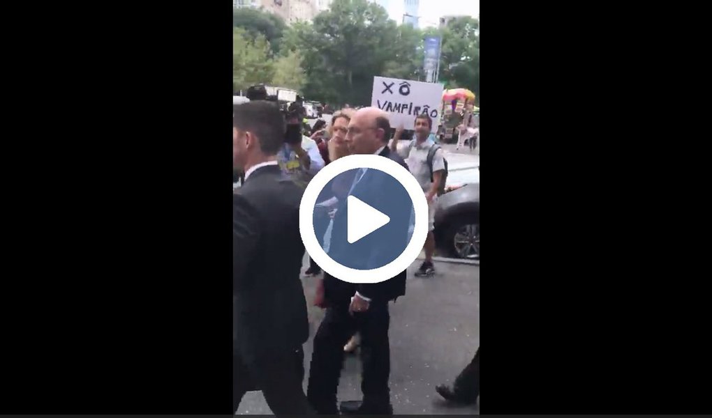 Imagens divulgadas em redes sociais mostram o ministro da Fazenda, Henrique Meirelles, sendo escrachado por manifestantes brasileiros em Nova York; após se reunir com investidores na cidade norte-americana, Meirelles ouviu gritos de "golpista" e foi acusado de "vender o Brasil" (Foto: Charles Nisz) Imagens divulgadas em redes sociais mostram o ministro da Fazenda, Henrique Meirelles, sendo escrachado por manifestantes brasileiros em Nova York; após se reunir com investidores na cidade norte-americana, Meirelles ouviu gritos de "golpista" e foi acusado de "vender o Brasil"
