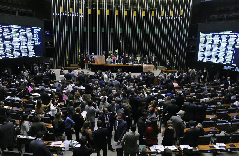 Plenário da Câmara dos Deputados aprovou, por 301 votos a 127, o texto-base do Projeto de Lei Complementar que cria o Regime de Recuperação Fiscal dos Estados para ajudar os entes endividados em troca de contrapartidas como elevação de alíquotas de contribuição social de servidores, redução de incentivos tributários e privatizações; destaques apresentados ao texto do relator, deputado Pedro Paulo (PMDB-RJ), serão analisados nesta quarta-feira (19) (Foto: Aquiles Lins) Plenário da Câmara dos Deputados aprovou, por 301 votos a 127, o texto-base do Projeto de Lei Complementar que cria o Regime de Recuperação Fiscal dos Estados para ajudar os entes endividados em troca de contrapartidas como elevação de alíquotas de contribuição social de servidores, redução de incentivos tributários e privatizações; destaques apresentados ao texto do relator, deputado Pedro Paulo (PMDB-RJ), serão analisados nesta quarta-feira (19)