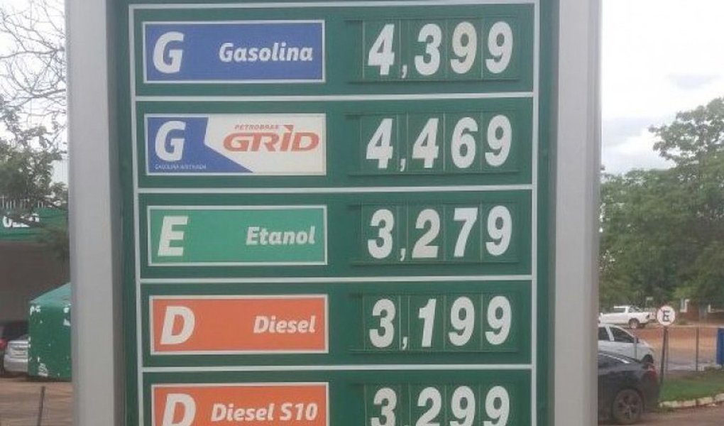 Procon Tocantins notificou nesta semana sete postos de revendas de combustíveis nas regiões de Taquaralto e centro de Palmas, após alta no preço do litro de gasolina comum nas bombas, detectada nos últimos dias; maior aumento foi de R$ 0,28 centavos, passando de R$ 4,119 para R$ 4,399 e o menor reajuste, de R$ 0,09 centavos, alterou o valor do produto de R$ 4,099 para R$ 4,189 (Foto: Aquiles Lins) Procon Tocantins notificou nesta semana sete postos de revendas de combustíveis nas regiões de Taquaralto e centro de Palmas, após alta no preço do litro de gasolina comum nas bombas, detectada nos últimos dias; maior aumento foi de R$ 0,28 centavos, passando de R$ 4,119 para R$ 4,399 e o menor reajuste, de R$ 0,09 centavos, alterou o valor do produto de R$ 4,099 para R$ 4,189