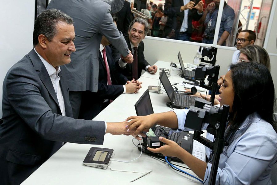 Na cerimônia de inauguração do posto de recadastramento biométrico na Estação Pirajá do metrô, em Salvador, nesta segunda-feira, o governador Rui Costa elogiou a iniciativa do TRE, afirmou que o Estado vai continuar apoiando e anunciou a disponibilização de mais três pontos adicionais no metrô – nas estações Rodoviária, Brotas e Mussurunga; "Acho importante a iniciativa do TRE-BA porque é o fortalecimento da democracia. Não tem nada pior do que o cidadão chegar na sua zona eleitoral, no dia da eleição, para votar e perceber que alguém já votou por ele. Então, a Justiça Eleitoral está de parabéns por dar mais um passo na modernização da eleição", disse Rui (Foto: Romulo Faro) Na cerimônia de inauguração do posto de recadastramento biométrico na Estação Pirajá do metrô, em Salvador, nesta segunda-feira, o governador Rui Costa elogiou a iniciativa do TRE, afirmou que o Estado vai continuar apoiando e anunciou a disponibilização de mais três pontos adicionais no metrô – nas estações Rodoviária, Brotas e Mussurunga; "Acho importante a iniciativa do TRE-BA porque é o fortalecimento da democracia. Não tem nada pior do que o cidadão chegar na sua zona eleitoral, no dia da eleição, para votar e perceber que alguém já votou por ele. Então, a Justiça Eleitoral está de parabéns por dar mais um passo na modernização da eleição", disse Rui