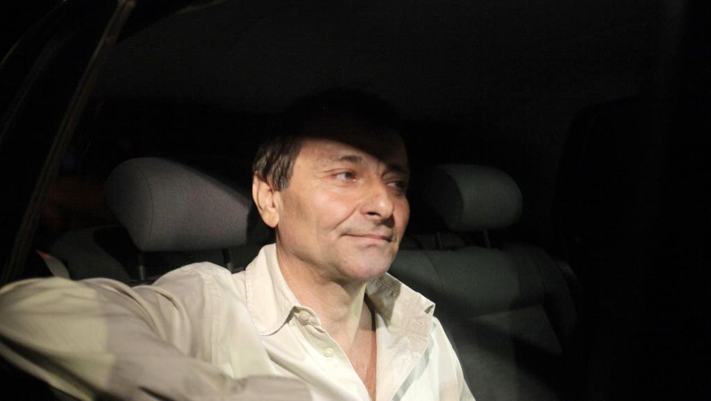 O ativista italiano Cesare Battisti foi detido hoje (4) na cidade de Corumbá (MS), perto da fronteira do Brasil com a Bolívia. Segundo a Polícia Rodoviária Federal, agentes abordaram o veículo onde se encontrava Battisti e encontraram uma quantia significativa de moeda estrangeira; após a detenção, Battisti foi encaminhado a uma delegacia da Polícia Federal para prestar esclarecimentos sobre os valores, onde está sendo ouvido; militante não era fugitivo nem tinha qualquer restrição para deixar o Brasil (Foto: Aquiles Lins) O ativista italiano Cesare Battisti foi detido hoje (4) na cidade de Corumbá (MS), perto da fronteira do Brasil com a Bolívia. Segundo a Polícia Rodoviária Federal, agentes abordaram o veículo onde se encontrava Battisti e encontraram uma quantia significativa de moeda estrangeira; após a detenção, Battisti foi encaminhado a uma delegacia da Polícia Federal para prestar esclarecimentos sobre os valores, onde está sendo ouvido; militante não era fugitivo nem tinha qualquer restrição para deixar o Brasil
