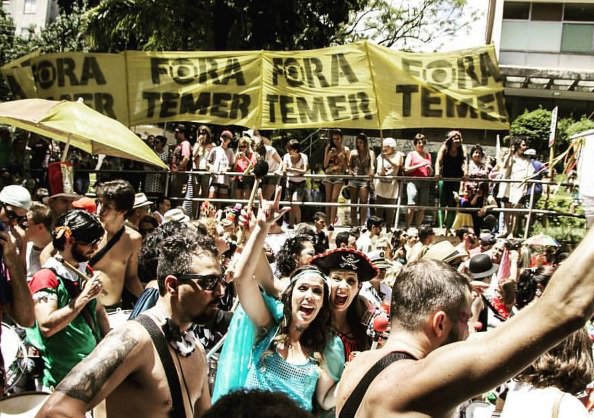 Blocos entoaram gritos de Fora Temer em cidades de todo o País, e a Globo transmitiu ao vivo, sem querer, muitos deles, como no vídeo acima, no Jornal Hoje, em São Paulo; no mais político dos carnavais, marchinhas também pediam a saída do presidente e falavam de corrupção e até suruba, como no caso da canção criada por Tom Zé (Foto: Gisele Federicce) Blocos entoaram gritos de Fora Temer em cidades de todo o País, e a Globo transmitiu ao vivo, sem querer, muitos deles, como no vídeo acima, no Jornal Hoje, em São Paulo; no mais político dos carnavais, marchinhas também pediam a saída do presidente e falavam de corrupção e até suruba, como no caso da canção criada por Tom Zé