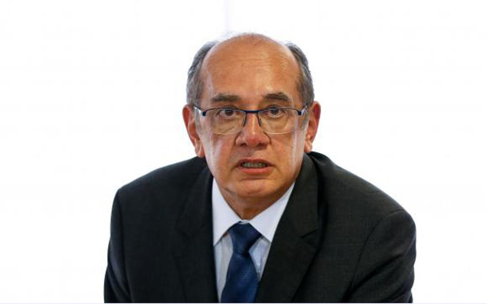 Grupo formado por cerca de manifestantes realizou um protesto contra o ministro STF e presidente do TSE, Gilmar Mendes, e atirou tomates contra a fachada do Instituto de Direito de São Paulo (IDP), onde Mendes irá participar de uma palestra nesta segunda-feira (9); manifestantes questionavam o fato do ministro ter determinado liberdade a condenados pela Lava Jato, além de reivindicarem o fim do financiamento público de campanha, fim do fundo partidário e término do mecanismo da reeleição, além da adoção do voto distrital e da impressão do voto na urna eletrônica (Foto: Paulo Emílio) Grupo formado por cerca de manifestantes realizou um protesto contra o ministro STF e presidente do TSE, Gilmar Mendes, e atirou tomates contra a fachada do Instituto de Direito de São Paulo (IDP), onde Mendes irá participar de uma palestra nesta segunda-feira (9); manifestantes questionavam o fato do ministro ter determinado liberdade a condenados pela Lava Jato, além de reivindicarem o fim do financiamento público de campanha, fim do fundo partidário e término do mecanismo da reeleição, além da adoção do voto distrital e da impressão do voto na urna eletrônica
