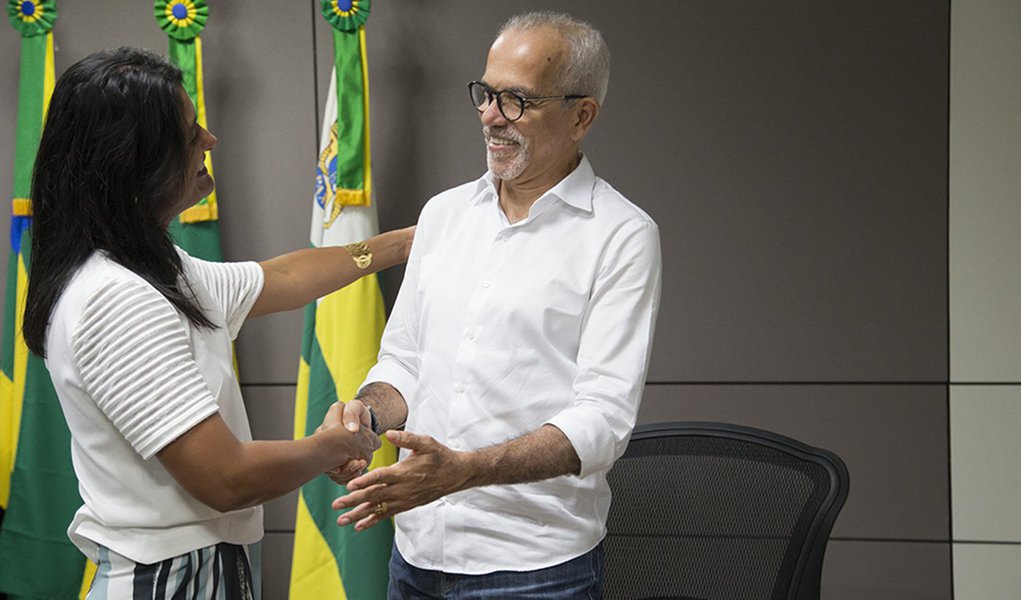 O prefeito Edvaldo Nogueira estará fora do país na próxima semana; ele é um dos vice-presidentes da Frente Nacional de Prefeitos e integrará a delegação que participará, entre os dias 13 e 17 de novembro, do 7° Congresso de Cidades Inteligentes, em Barcelona, na Espanha; no início da tarde desta sexta-feira (10) Edvaldo transmitiu o cargo para a vice-prefeita Eliane Aquino, que assume as funções executivas da administração municipal pelos próximos dias (Foto: Voney Malta) O prefeito Edvaldo Nogueira estará fora do país na próxima semana; ele é um dos vice-presidentes da Frente Nacional de Prefeitos e integrará a delegação que participará, entre os dias 13 e 17 de novembro, do 7° Congresso de Cidades Inteligentes, em Barcelona, na Espanha; no início da tarde desta sexta-feira (10) Edvaldo transmitiu o cargo para a vice-prefeita Eliane Aquino, que assume as funções executivas da administração municipal pelos próximos dias