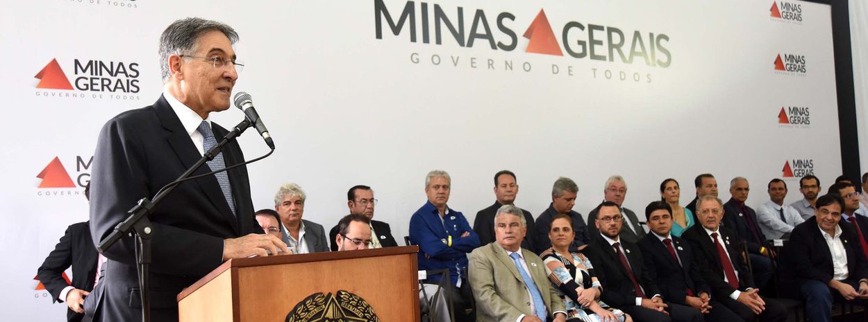 O governador de Minas Gerais, Fernando Pimentel, ressaltou a importância da união entre os Três Poderes para um melhor desempenho da administração do Estado; de acordo com o chefe do executivo estadual, "em Minas, não que não tenha crise, não que não tenha problema, mas estamos enfrentando as crises e as adversidades trabalhando 24 horas por dia para vencer as dificuldades"; "É isso que vai fazer a situação mudar, o Brasil andar para frente. Minas está construindo, e já tem dois anos que nós estamos trabalhando nessa direção, um ambiente de harmonia entre o Poder Legislativo, o Executivo e o Judiciário", disse (Foto: Leonardo Lucena) O governador de Minas Gerais, Fernando Pimentel, ressaltou a importância da união entre os Três Poderes para um melhor desempenho da administração do Estado; de acordo com o chefe do executivo estadual, "em Minas, não que não tenha crise, não que não tenha problema, mas estamos enfrentando as crises e as adversidades trabalhando 24 horas por dia para vencer as dificuldades"; "É isso que vai fazer a situação mudar, o Brasil andar para frente. Minas está construindo, e já tem dois anos que nós estamos trabalhando nessa direção, um ambiente de harmonia entre o Poder Legislativo, o Executivo e o Judiciário", disse