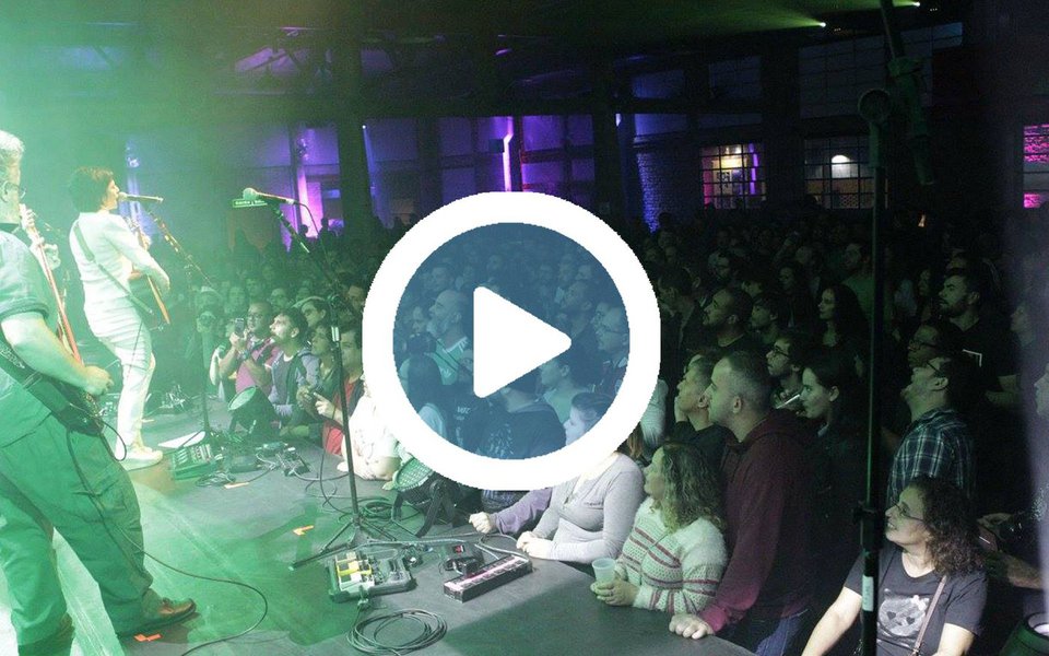 Durante a apresentação da música "Ando Meio Desligado", cover dos Mutantes, a vocalista da banda mineira Pato Fu Fernanda Takai improvisou, sem sair da melodia: "eu não vejo a hora... desse bosta sair". A plateia reagiu com mais gritos de "Fora Temer"; banda se apresentou na madrugada deste domingo no Sesc Pompeia, em São Paulo (Foto: Aquiles Lins) Durante a apresentação da música "Ando Meio Desligado", cover dos Mutantes, a vocalista da banda mineira Pato Fu Fernanda Takai improvisou, sem sair da melodia: "eu não vejo a hora... desse bosta sair". A plateia reagiu com mais gritos de "Fora Temer"; banda se apresentou na madrugada deste domingo no Sesc Pompeia, em São Paulo