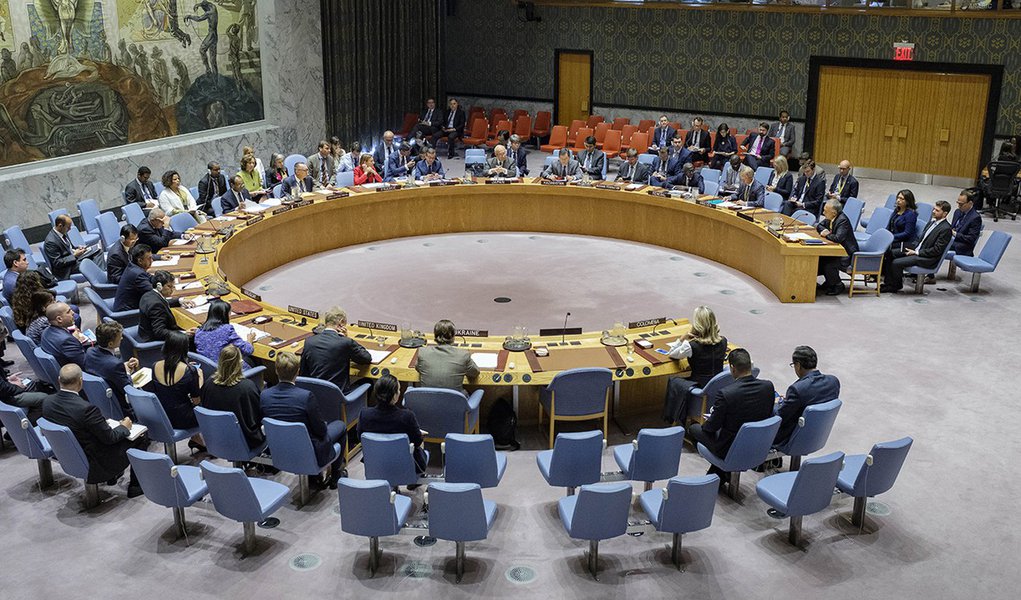 O Conselho de Segurança da ONU (Organização das Nações Unidas) impôs nesta segunda-feira (11), com uma decisão unânime, novas sanções contra a Coreia do Norte; decisão ocorre após o sexto - e mais poderoso - teste nuclear do país, realizado em 3 de setembro; com a decisão, a ONU proíbe a Coreia do Norte de importar todos os líquidos de gás natural e condensados, enquanto reduz as importações de petróleo bruto ao nível dos últimos 12 meses, e limita a importação de produtos petrolíferos refinados para 2 milhões de barris por ano (Foto: Aquiles Lins) O Conselho de Segurança da ONU (Organização das Nações Unidas) impôs nesta segunda-feira (11), com uma decisão unânime, novas sanções contra a Coreia do Norte; decisão ocorre após o sexto - e mais poderoso - teste nuclear do país, realizado em 3 de setembro; com a decisão, a ONU proíbe a Coreia do Norte de importar todos os líquidos de gás natural e condensados, enquanto reduz as importações de petróleo bruto ao nível dos últimos 12 meses, e limita a importação de produtos petrolíferos refinados para 2 milhões de barris por ano