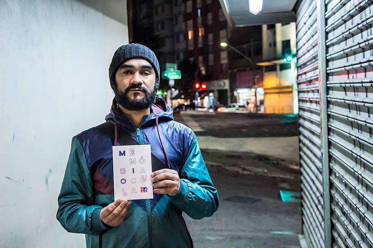 Nesta quarta-feira (27) a 9ª Câmara de Direito Público do Tribunal de Justiça de São Paulo (TJ-SP) julga recurso movido pela defesa do fotógrafo Sérgio Silva, que perdeu o olho esquerdo após ser atingido por uma bala de borracha disparada pela Polícia Militar; ferimento ocorreu no dia 13 de junho de 2013, enquanto Sérgio cobria manifestação contra o aumento da tarifa no transporte público em São Paulo; por conta do episódio, o fotógrafo acionou a Justiça para requerer que o Governo de São Paulo fosse responsabilizado pelo ocorrido e pagasse uma indenização no valor de R$1,2 milhão referentes a danos morais, estético e material, além de uma pensão mensal de R$2,3 mil (Foto: Aquiles Lins) Nesta quarta-feira (27) a 9ª Câmara de Direito Público do Tribunal de Justiça de São Paulo (TJ-SP) julga recurso movido pela defesa do fotógrafo Sérgio Silva, que perdeu o olho esquerdo após ser atingido por uma bala de borracha disparada pela Polícia Militar; ferimento ocorreu no dia 13 de junho de 2013, enquanto Sérgio cobria manifestação contra o aumento da tarifa no transporte público em São Paulo; por conta do episódio, o fotógrafo acionou a Justiça para requerer que o Governo de São Paulo fosse responsabilizado pelo ocorrido e pagasse uma indenização no valor de R$1,2 milhão referentes a danos morais, estético e material, além de uma pensão mensal de R$2,3 mil